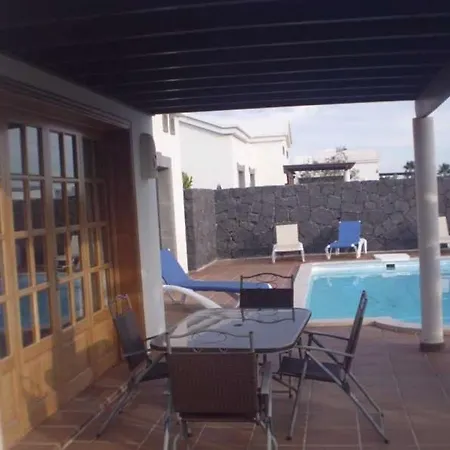 Playa Blanca Sleeps 4 Pool Wifi Apartment